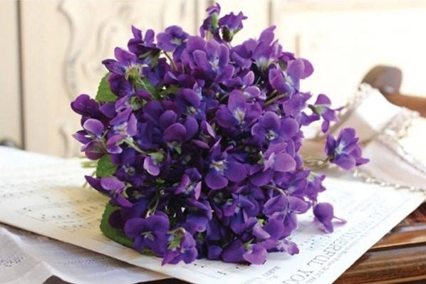 Resumen de Aura o las violetas ramo de flores